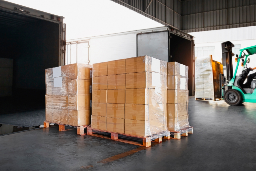 Packaging,boxes,wrapped,plastic,stacked,on,pallets,loading,into,cargo